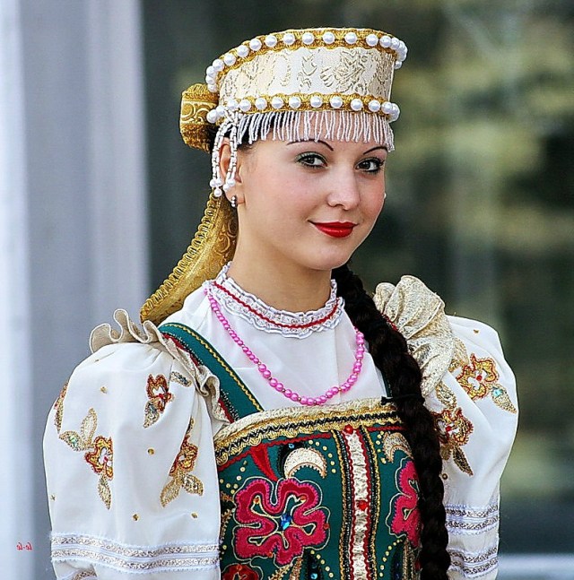 https://poliedroarquitetura.business.blog/wp-content/uploads/2022/04/55453-traditional-costume-russian-women-1.jpg